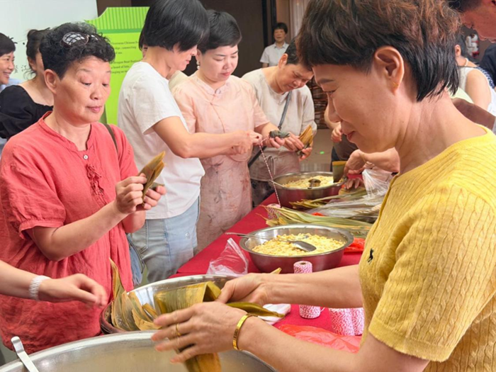 �����и�����������չϲӭ����ϵ�л
